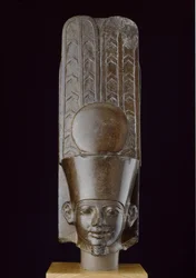 Testa di quarzite di Amun iscritta sul pilastro posteriore con il nome Horus di Tanewatamani